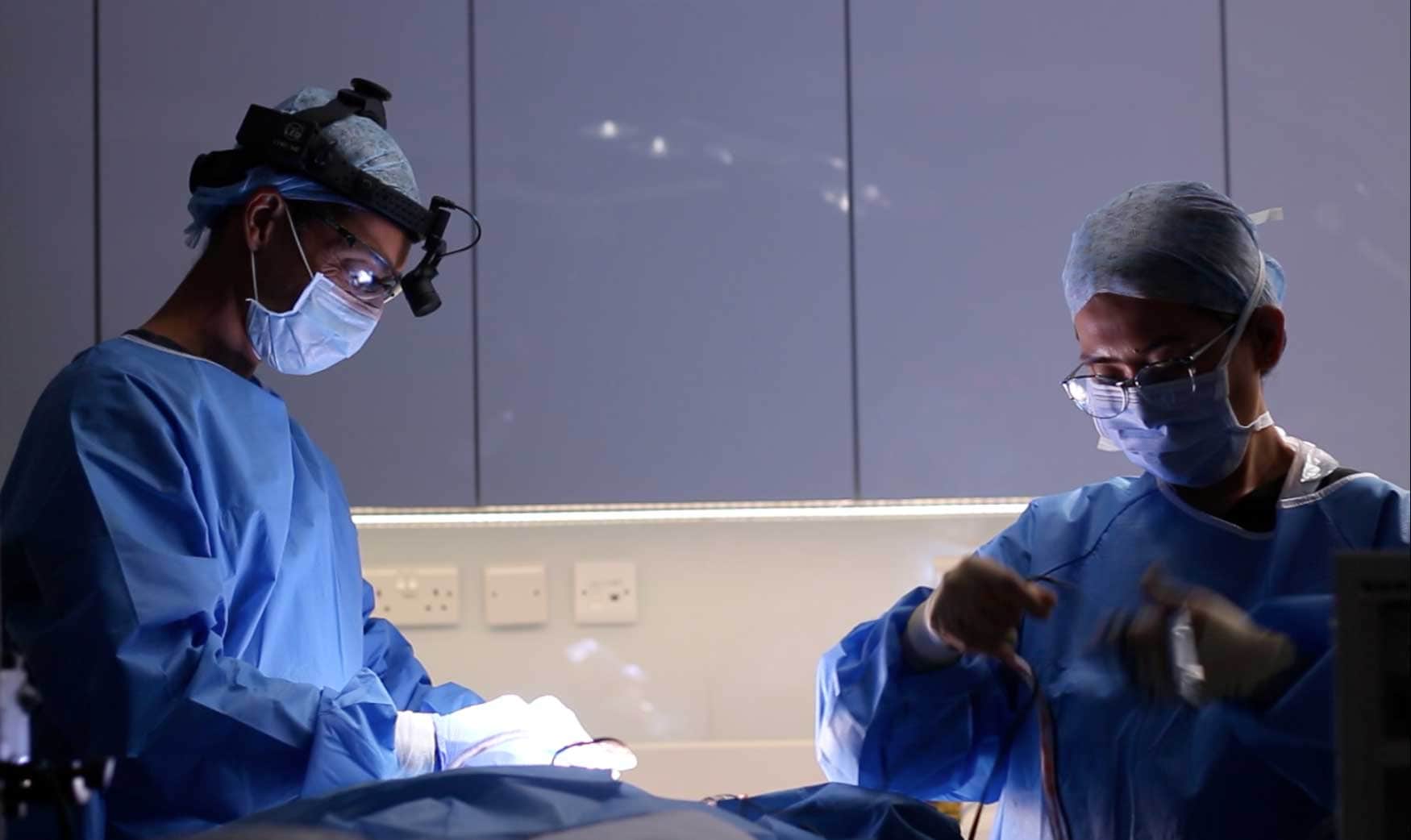 Dr De Silva Performing Surgery